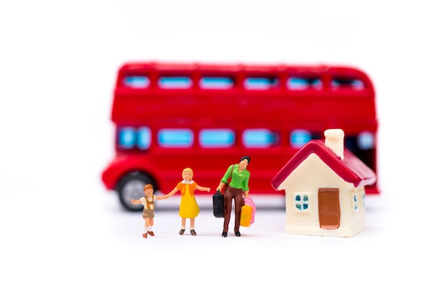 Gente miniatura, madre e hijos bajan del autobús usando como concepto familiar y de viaje