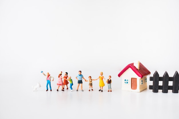 Gente en miniatura, niños jugando en casa utilizando como concepto de familia y educación.