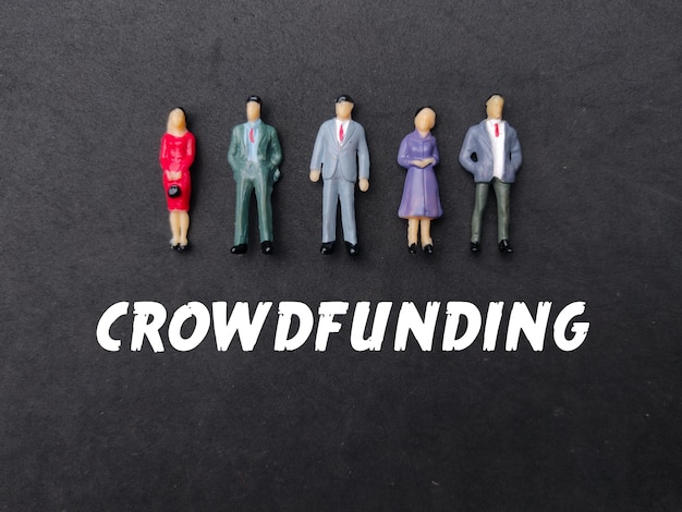 Gente en miniatura con la palabra concepto de negocio de crowdfunding
