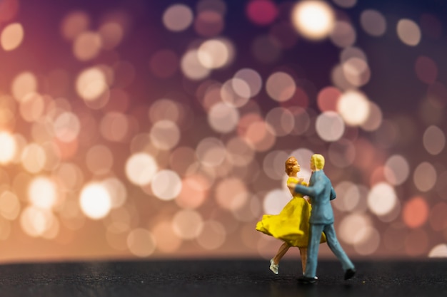 Gente en miniatura, pareja bailando con fondo bokeh