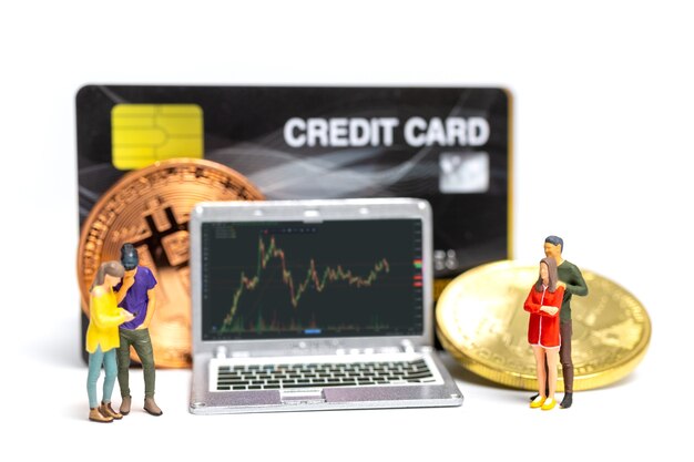 Gente en miniatura, pareja mirando gráfico de moneda crypto sobre fondo portátil, Cryptocurrency y concepto financiero