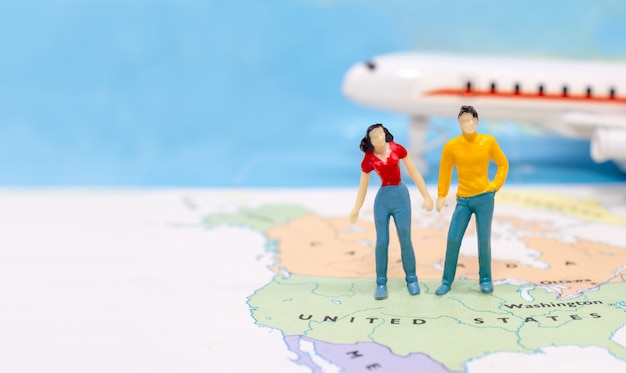 Gente miniatura, Pareja de pie en el mapa de América