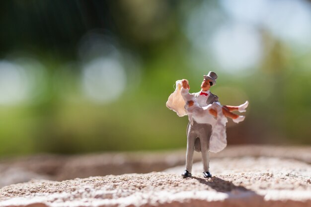 Gente en miniatura: pareja de pie en el parque