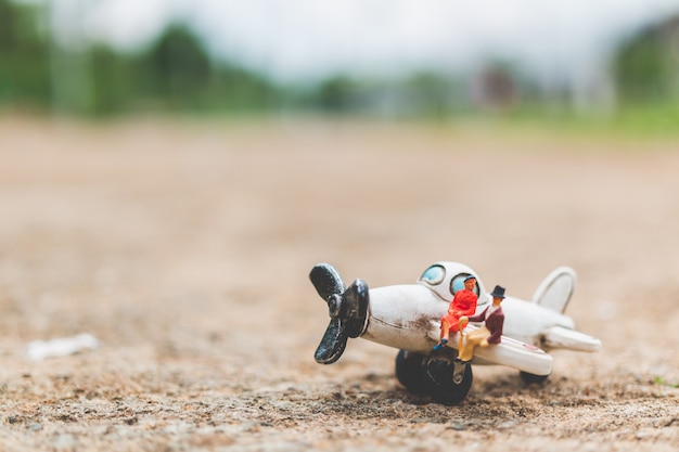 Gente en miniatura: pareja sentada en el avión