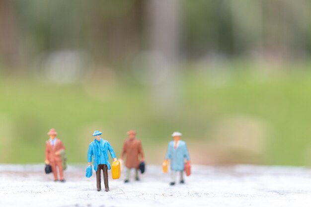 Gente en miniatura viajero caminando por la calle