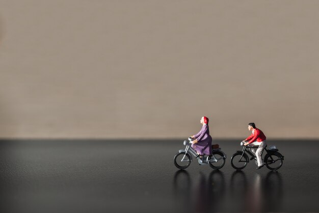 Gente en miniatura: viajeros en bicicleta