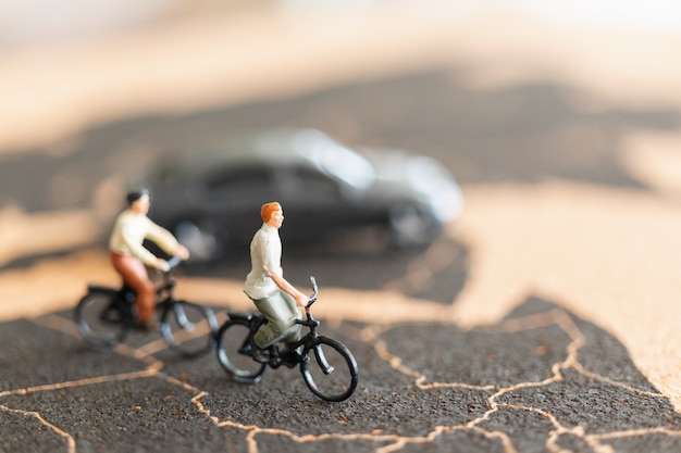 Gente miniatura viajeros con bicicleta