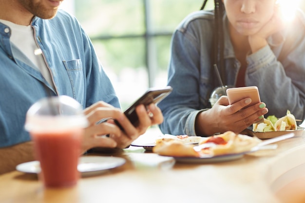 Gente moderna adicta a los teléfonos inteligentes.