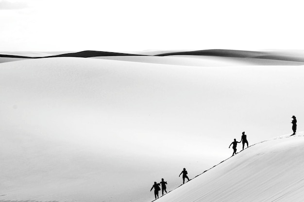 La gente en la montaña cubierta de nieve