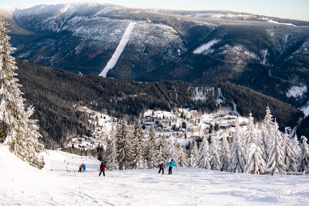 Gente en la montaña en la estación de esquí checa Spindleruv Mlyn, República Checa