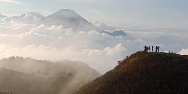 La gente en la montaña prau contra el cielo