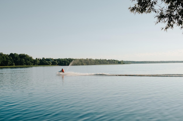 Gente montando moto acuática en el agua del lago en un día soleado de verano Pasatiempo deportivo de ocio activo