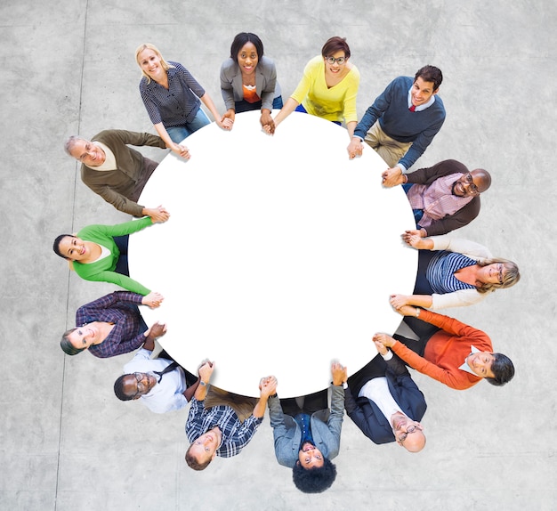 Foto gente multiétnica formando un círculo tomados de las manos