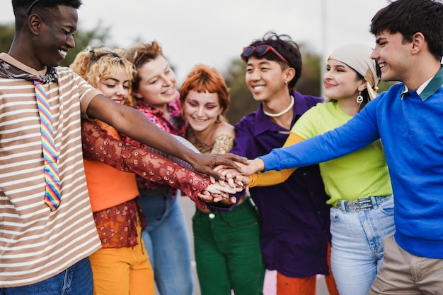 Gente multirracial apilando manos al aire libre