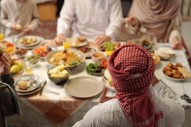 Foto gente musulmana irreconocible teniendo una cena festiva