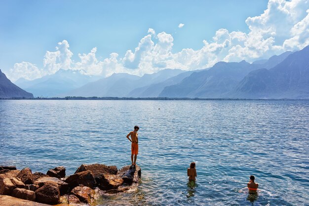 Gente nadando en el lago de Ginebra en Montreux, cantón de Vaud, Suiza