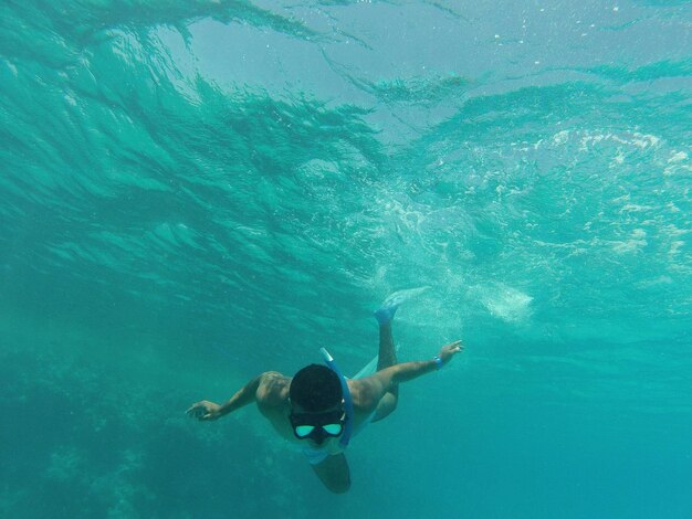 Foto gente nadando en el mar