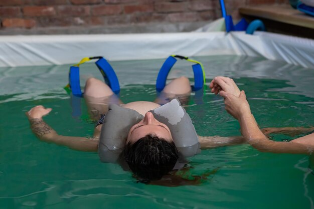 Foto gente nadando en la piscina