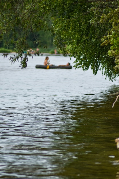 la gente navega en un bote en el río