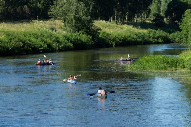 Gente navegando en el río, escena de la naturaleza tranquila en un día de verano