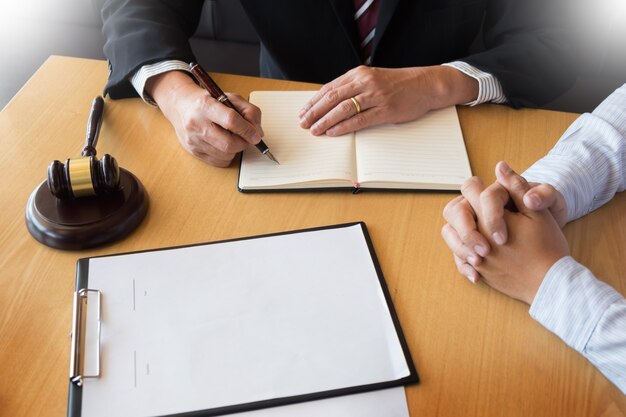 gente de negocios y abogados discutiendo documentos de contrato sentado en la mesa