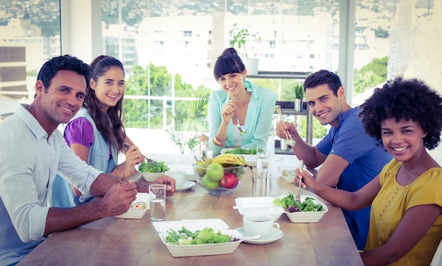 Gente de negocios almorzando