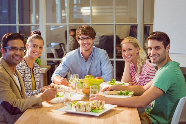 Gente de negocios almorzando