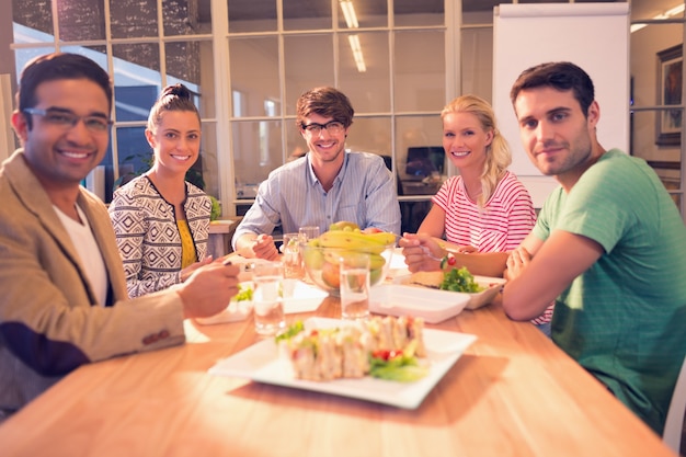 Gente de negocios almorzando