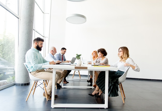 Gente de negocios alrededor de la mesa durante la reunión del personal