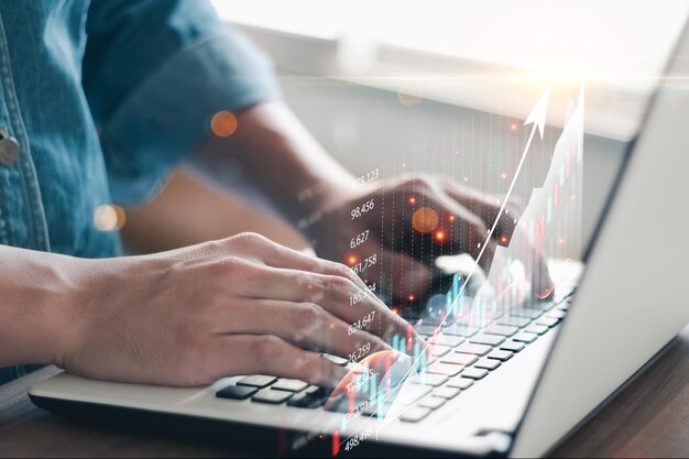 La gente de negocios analiza los gráficos de datos financieros, el comercio de divisas, la inversión en los mercados de valores, los fondos y los activos digitales, la tecnología de finanzas comerciales y el concepto de inversión.