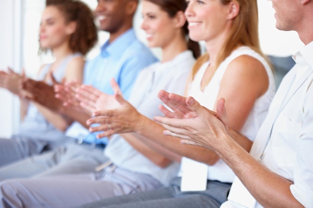 Foto gente de negocios aplaude y celebra el seminario de presentación o la capacitación del personal en el taller feliz grupo de empleados aplaudiendo para la audiencia de entrenamiento del equipo o la convención de reuniones en el lugar de trabajo