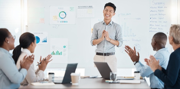 La gente de negocios aplaude y se reúne en un taller de presentación en equipo o entrena en la oficina Grupo creativo que aplaude para la colaboración en equipo y la estrategia de marketing o la planificación en el lugar de trabajo