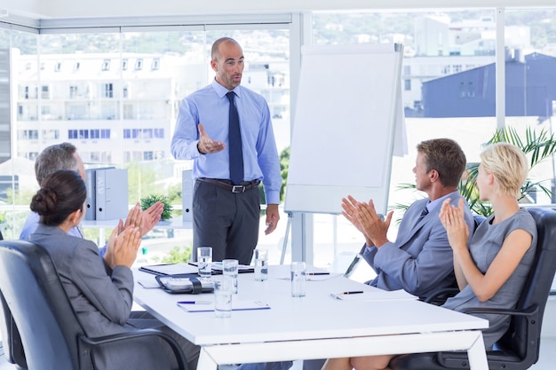 Foto gente de negocios aplaudiendo durante la reunión