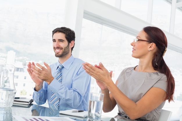 Foto gente de negocios aplaudiendo en la reunión