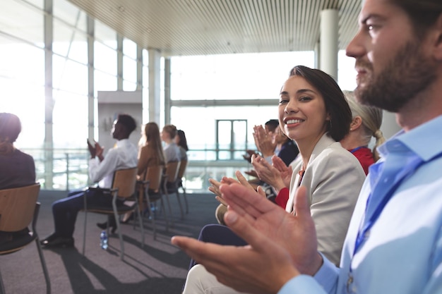 Foto gente de negocios aplaudiendo en un seminario de negocios