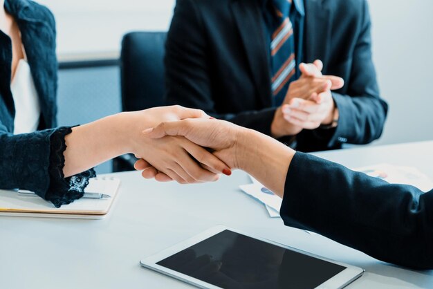 Foto gente de negocios apretando la mano acuerdo en oficinas uds