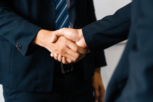 Foto gente de negocios apretando la mano acuerdo en oficinas uds