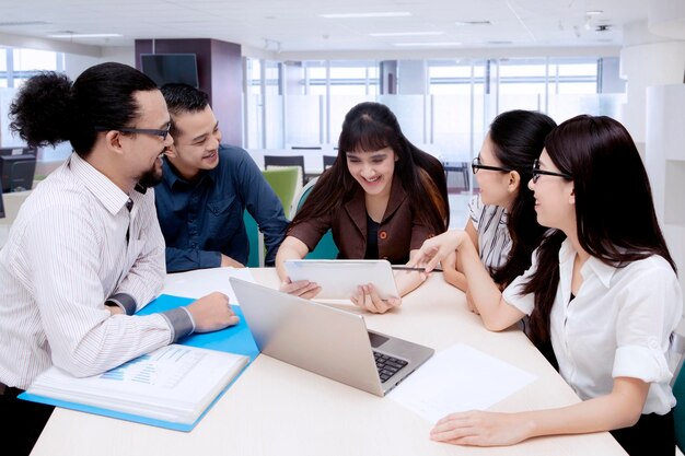 Gente de negocios asiática teniendo una discusión en una reunión