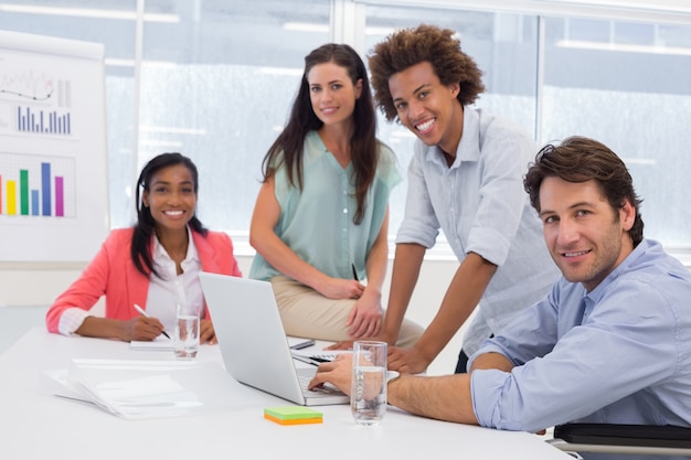 Gente de negocios atractiva en el lugar de trabajo