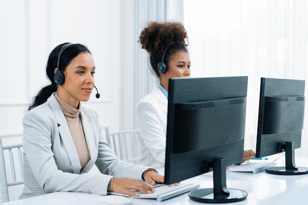 Foto gente de negocios con auriculares trabajando en una oficina crucial