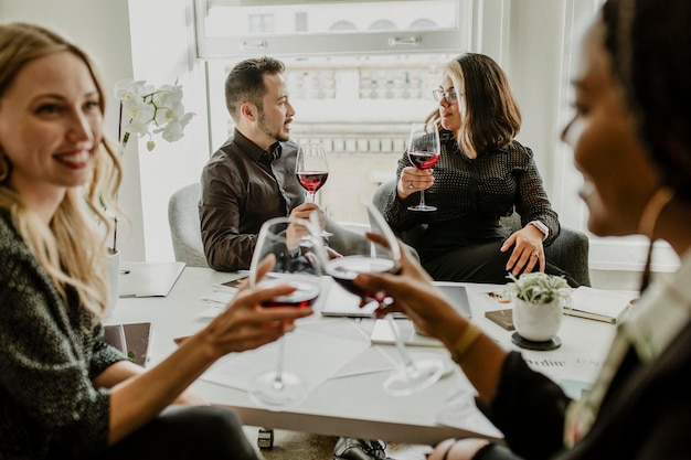 Gente de negocios bebiendo vino juntos