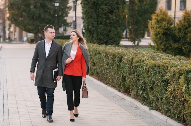 Gente de negocios caminando por las calles de la ciudad