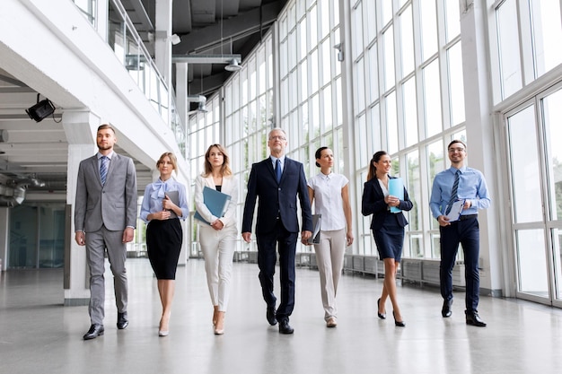 gente de negocios caminando por el edificio de oficinas
