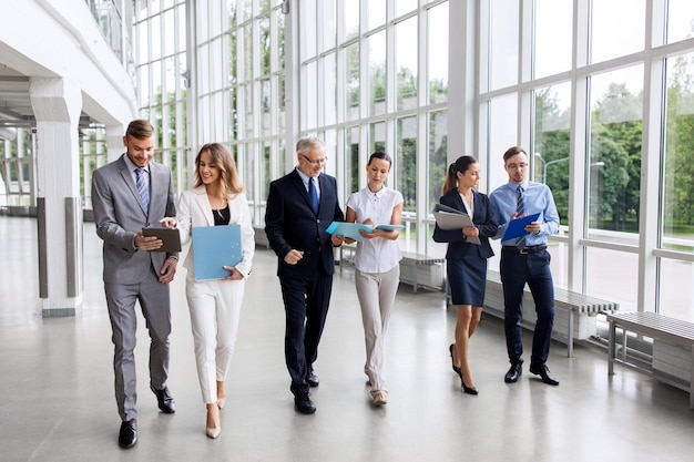 gente de negocios caminando por el edificio de oficinas
