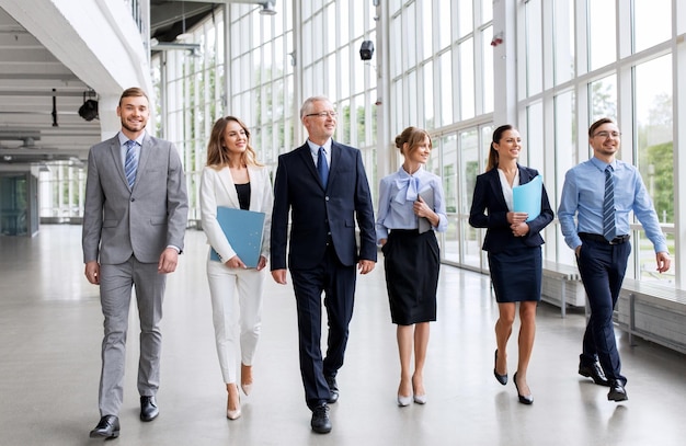 gente de negocios caminando por el edificio de oficinas