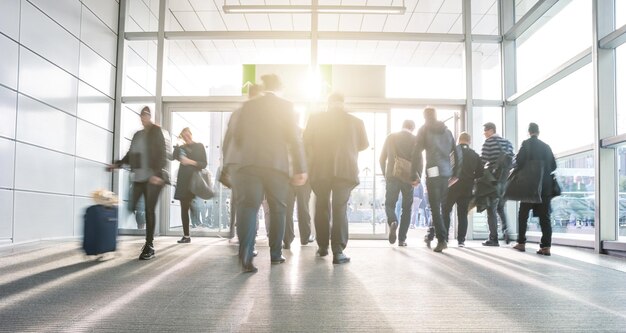 Gente de negocios caminando en la entrada de un centro de negocios