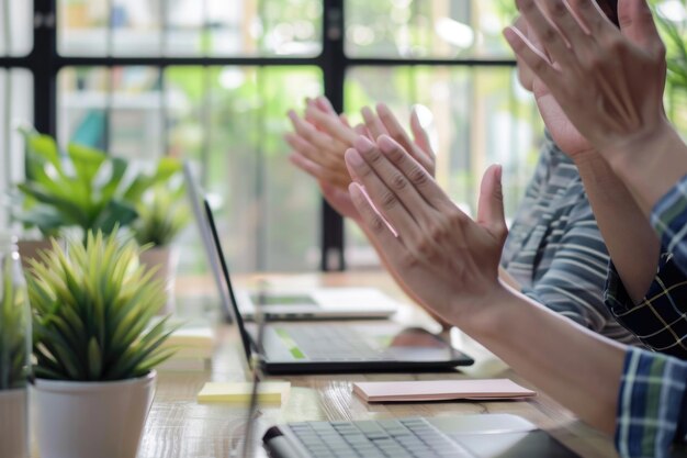 Foto la gente de negocios celebra el acuerdo exitoso en la oficina