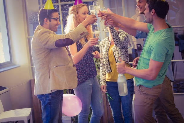 Gente de negocios celebrando un cumpleaños