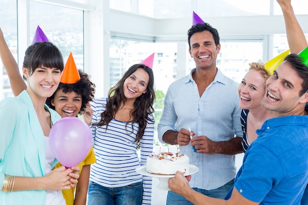 Foto gente de negocios celebrando un cumpleaños