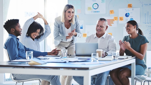 Gente de negocios celebrando el éxito en la reunión de marketing feliz por la colaboración en equipo y la motivación para la estrategia publicitaria en la computadora portátil Apoyar la planificación y las ideas creativas en la oficina de trabajo